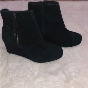 NEW Women’s wedge black suede Booties TOMS sz7